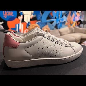 Woman’s Gucci sneakers size 6 ( NO BOX ) Worn once!